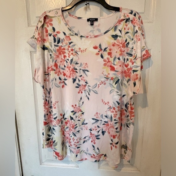 NWOT A.U.W. Floral Design Top With Short Cuffed sleeves with Button Details. - Picture 1 of 5